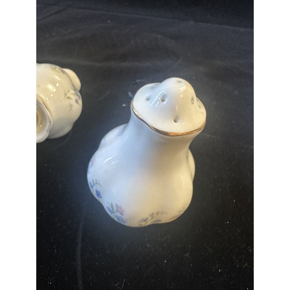 Royal Albert Memory Lane Salt & Pepper Shakers Hampton Shape Vintage Bone China - Picture 5 of 5